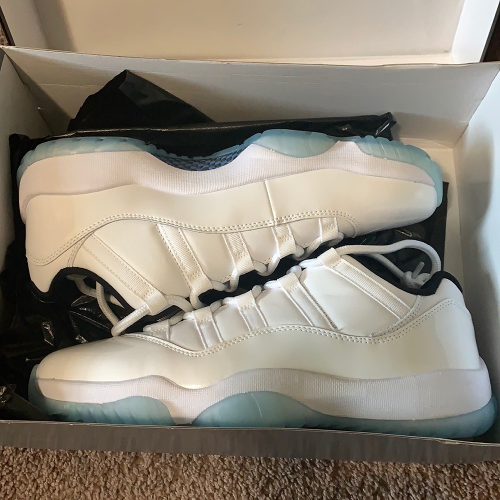 Air Jordan 11 retro low men’s size 10